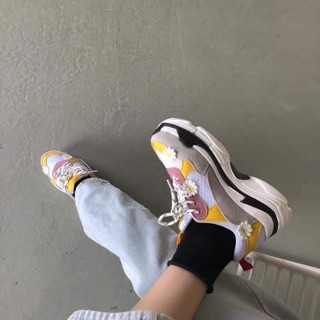 Giày thể thao hoa cúc