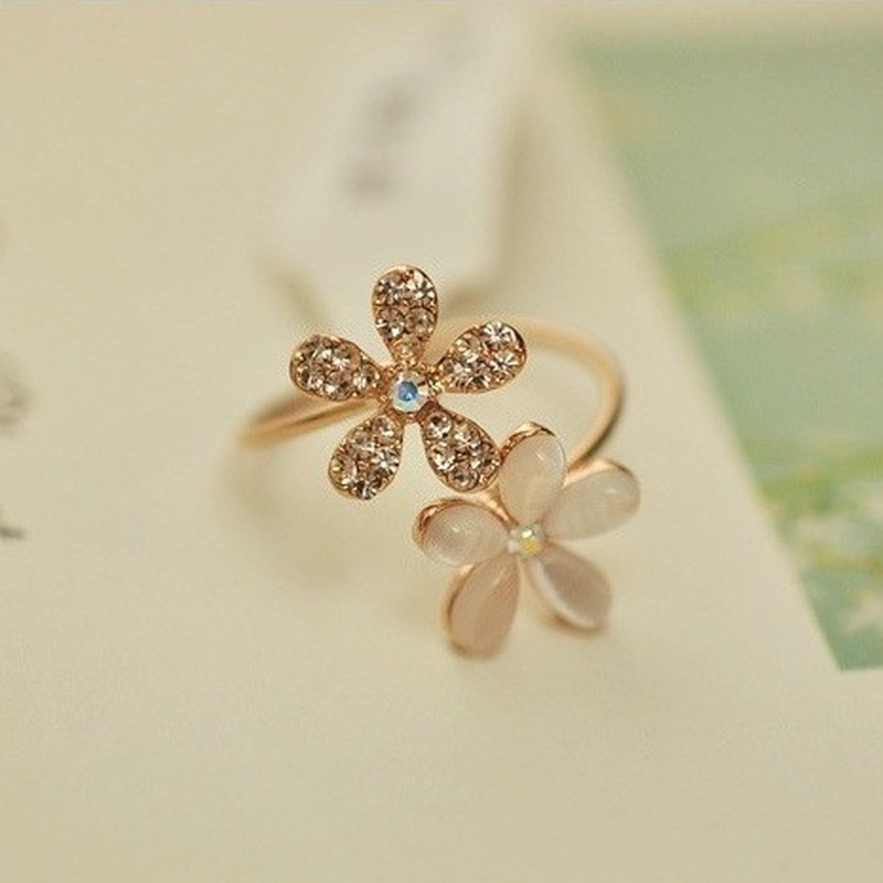 Nhẫn hở hình hoa cúc đính đá opal Hàn Quốc 210825