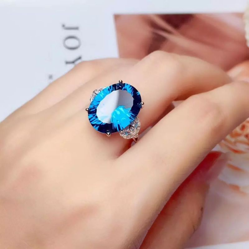 Nhẫn mặt đá Topaz xanh nhẹ.