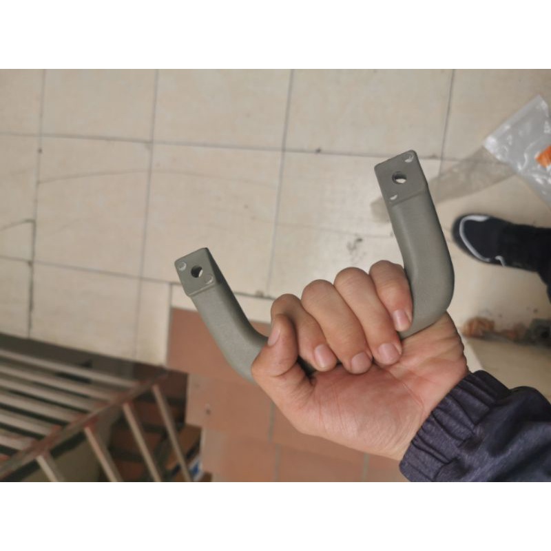 Tay nắm trèo lên cabin xe tải tâm ốc 13cm.