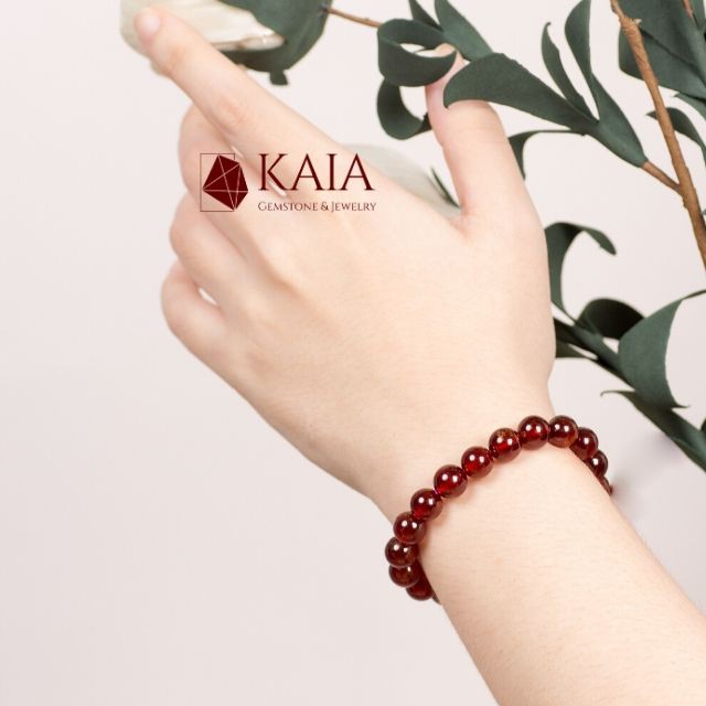 KAIA - Vòng tay phong  thủy  Garnet 8 li  - Ngọc Hồng Lựu  biểu tượng của tình yêu - VCHGA0001