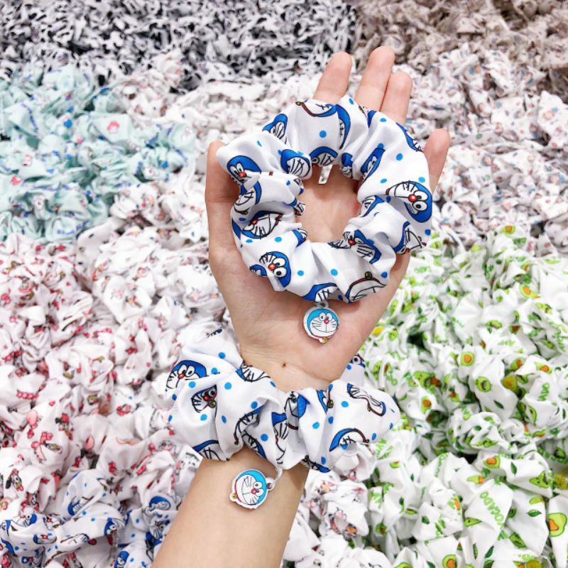 Scrunchies kèm charm mẫu bò sữa/bơ/bé đào/doraemon/khủng long