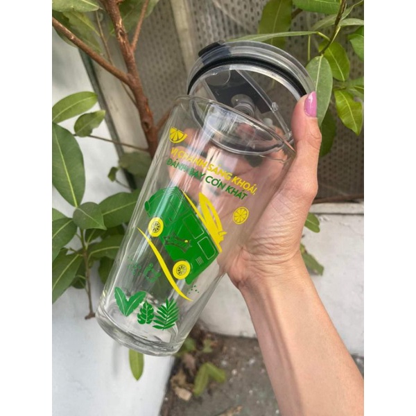 Ly thủy tinh dày dặn, nắp có ron chống tràn, có lổ cắm ống hút, 450ml..