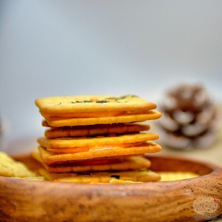MỘT THÙNG BÁNH QUY HÀNH KẸP PHÔ MAI ( NGON - RẺ )