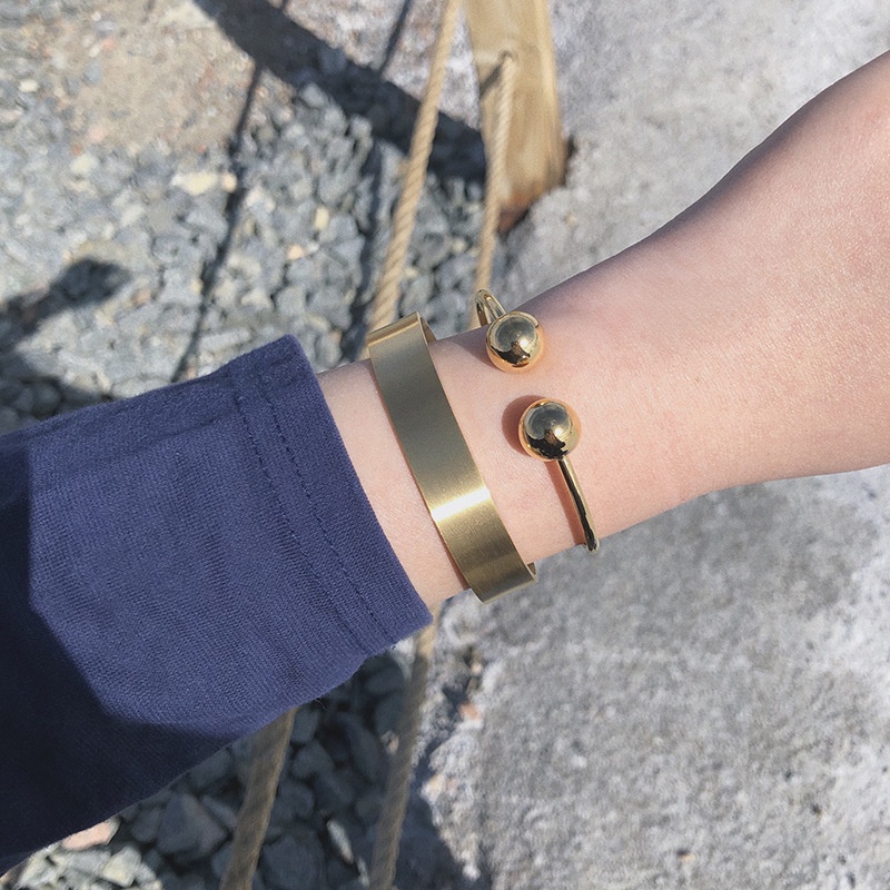 Vòng tay cuff titan 2 đầu bi tròn cá tính không gỉ CF01