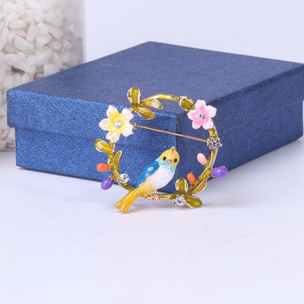 Vòng hoa cài áo thanh lịch duyên dáng