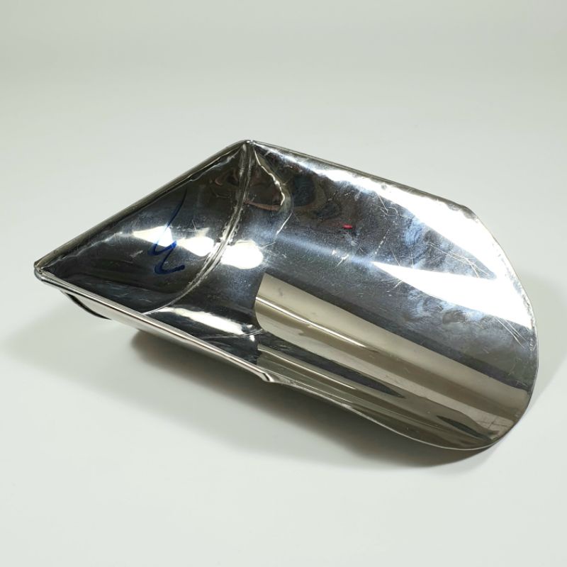 Vá/xúc/gàu/Xẻng/Hót gạo bằng inox k rỉ  kích thước dài 23cm, rộng 20cm, cao 8cm, mũi nhọn dài 15cm