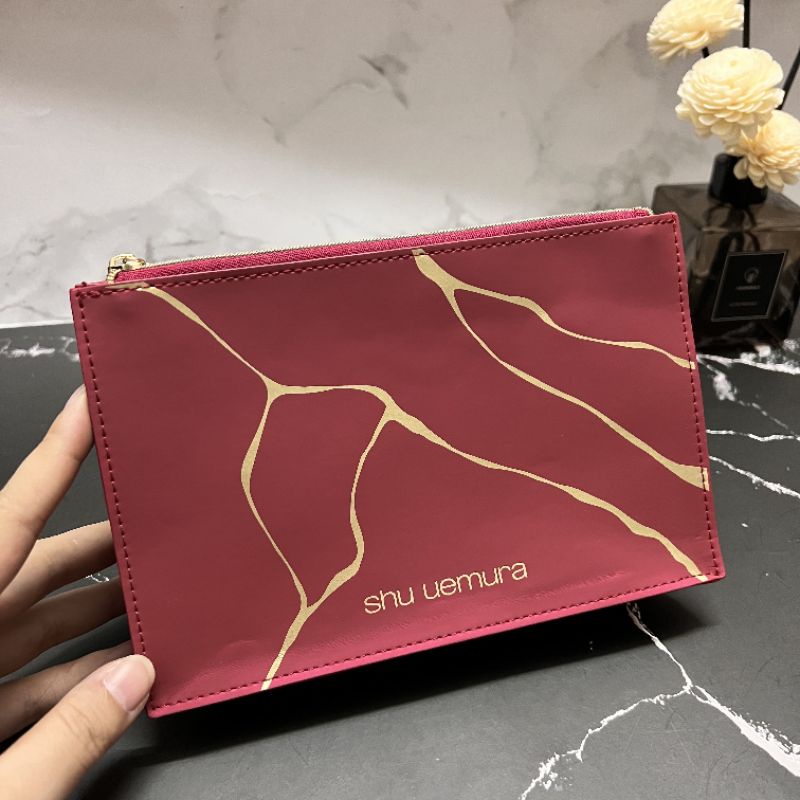 [ Gift 2022 ] Túi Mỹ Phẩm Shu Uemura Nền Đỏ Phối Họa Tiết Gạch Vàng