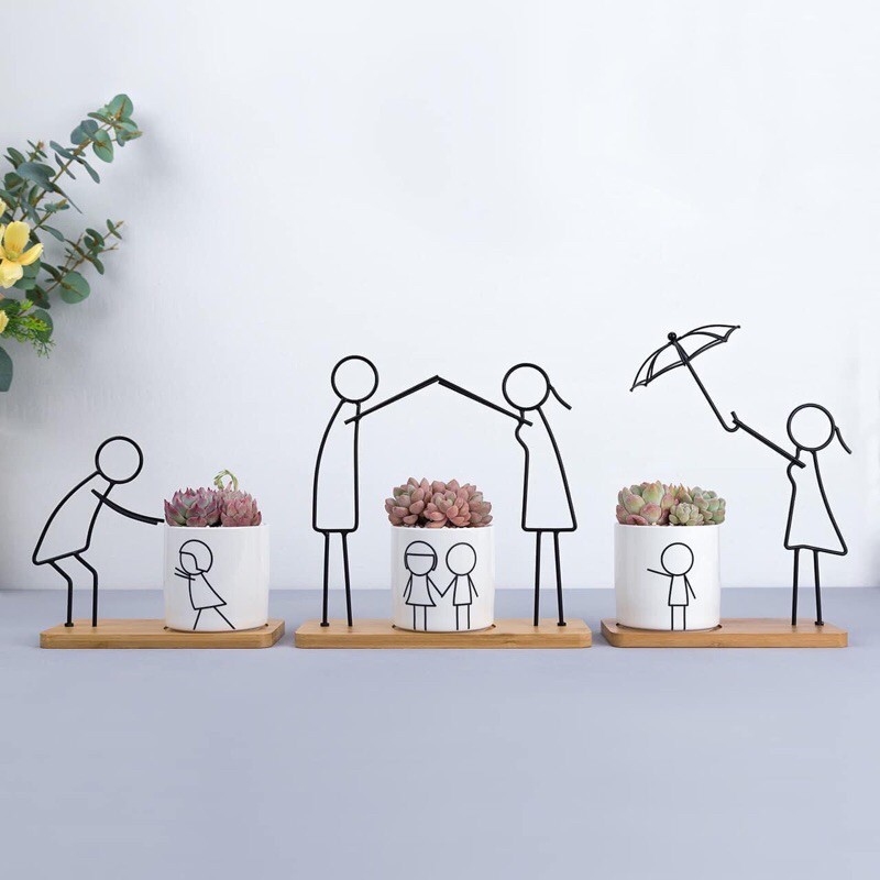 Set hoa trang trí hình người Kích thước lớn gồm: Sỏi, hoa, chậu, hình người