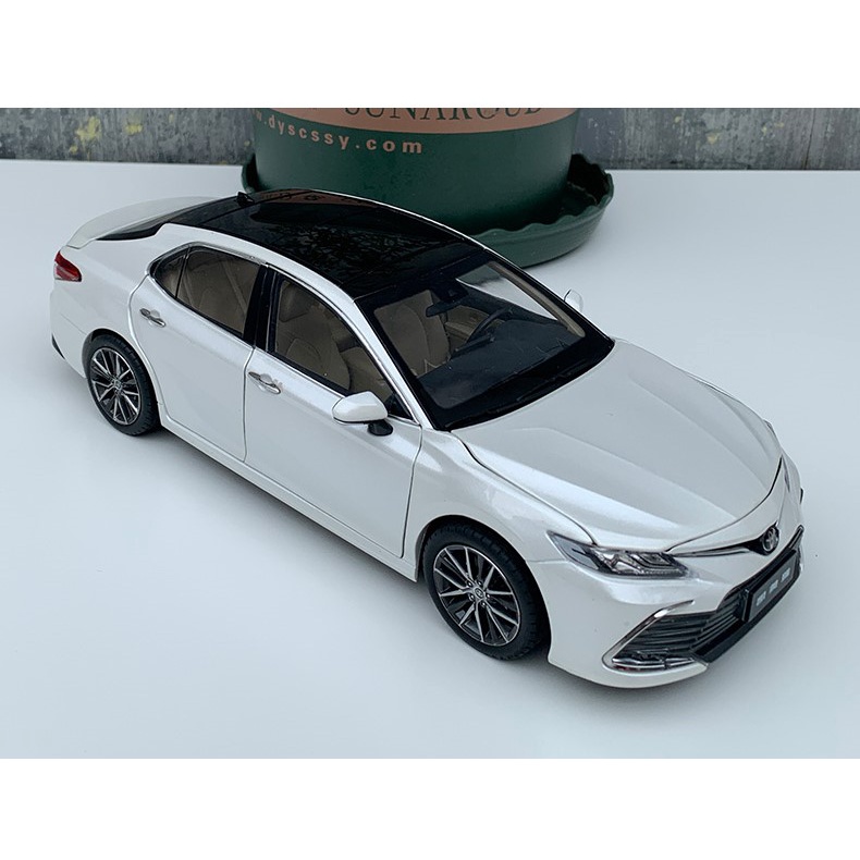 Mô hình Toyota Camry 2022 tỉ lệ 1:18