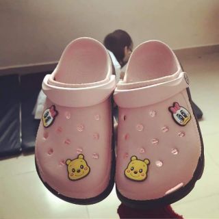 Dép sục lỗ tặng kèm 6 sticker