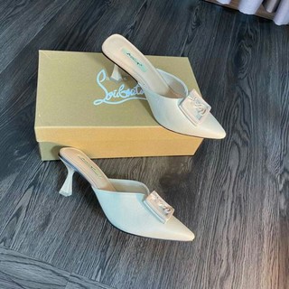 Dép sục mũi nhọn