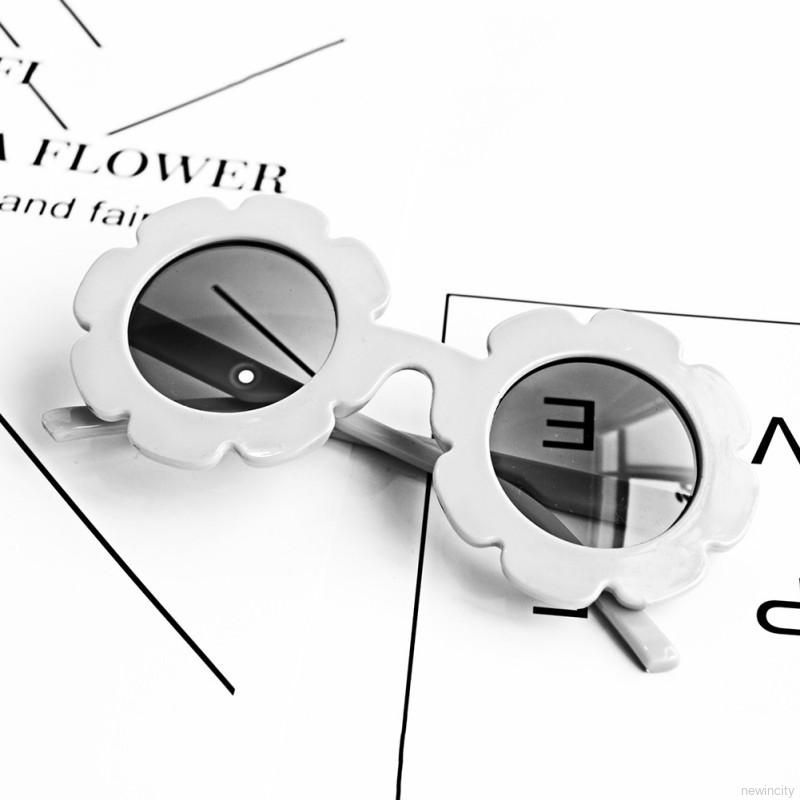 Kính mát gọng hình hoa dễ thương cho bé