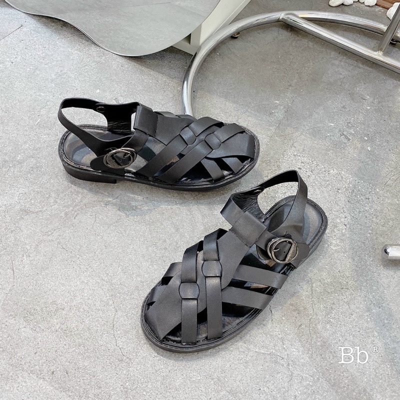 Sandal rọ da màu đen