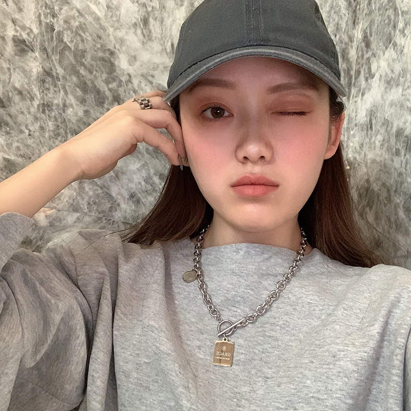 vòng cổ Mặt Chữ Bằng Thép Không Gỉ Phong Cách Hiphop Cá Tính