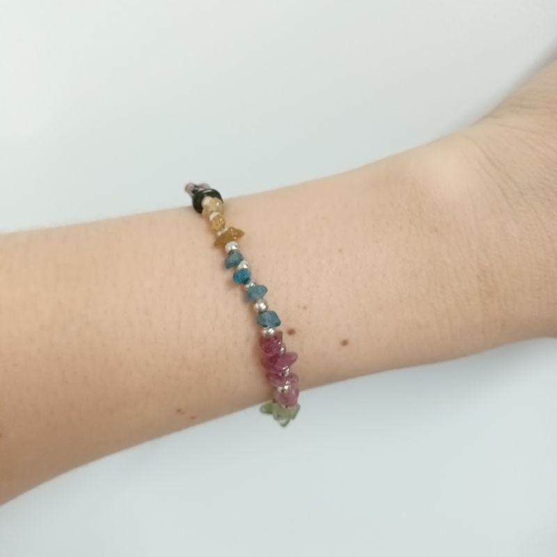 Vòng tay đá tourmaline vụn thô thanh tẩy mic kèm charm bạc đẹp
