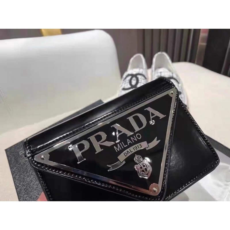 Gift vip Prada đen