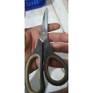 Kéo cắt vải hàng nhật bãi , bén , lưỡi không mẽ , chưa vệ sinh