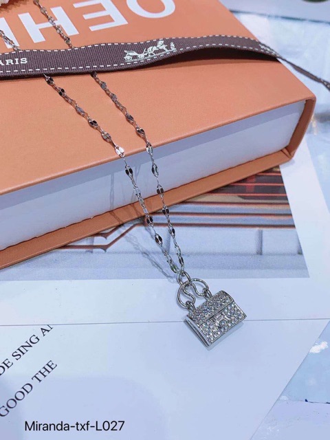 Dây chuyền titan mặt túi xách hiệu mạ bạch kim