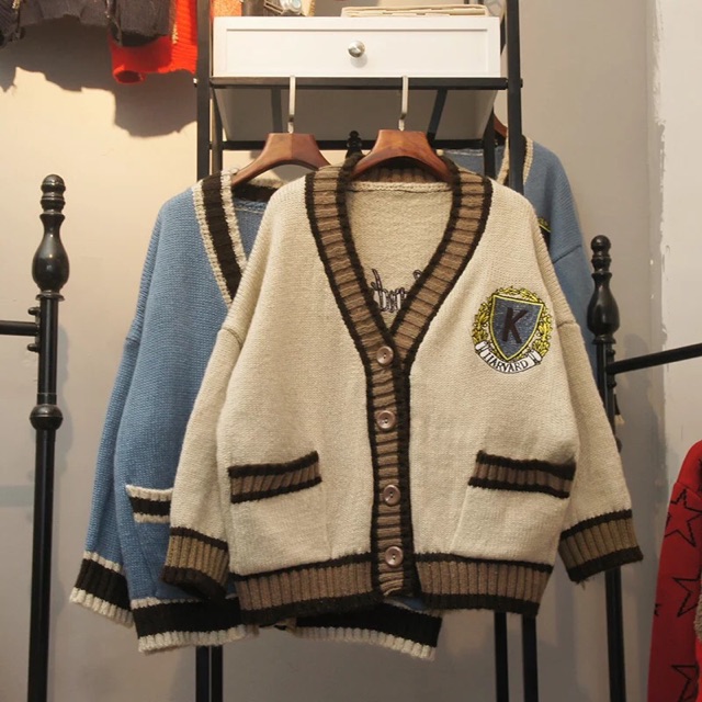 Áo khoắc len có huy hiệu chữ K