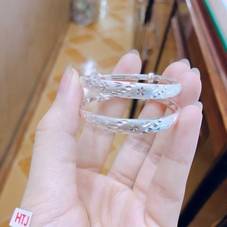 Lắc bạc chạm khắc rất tinh tế và dày dặn ^^