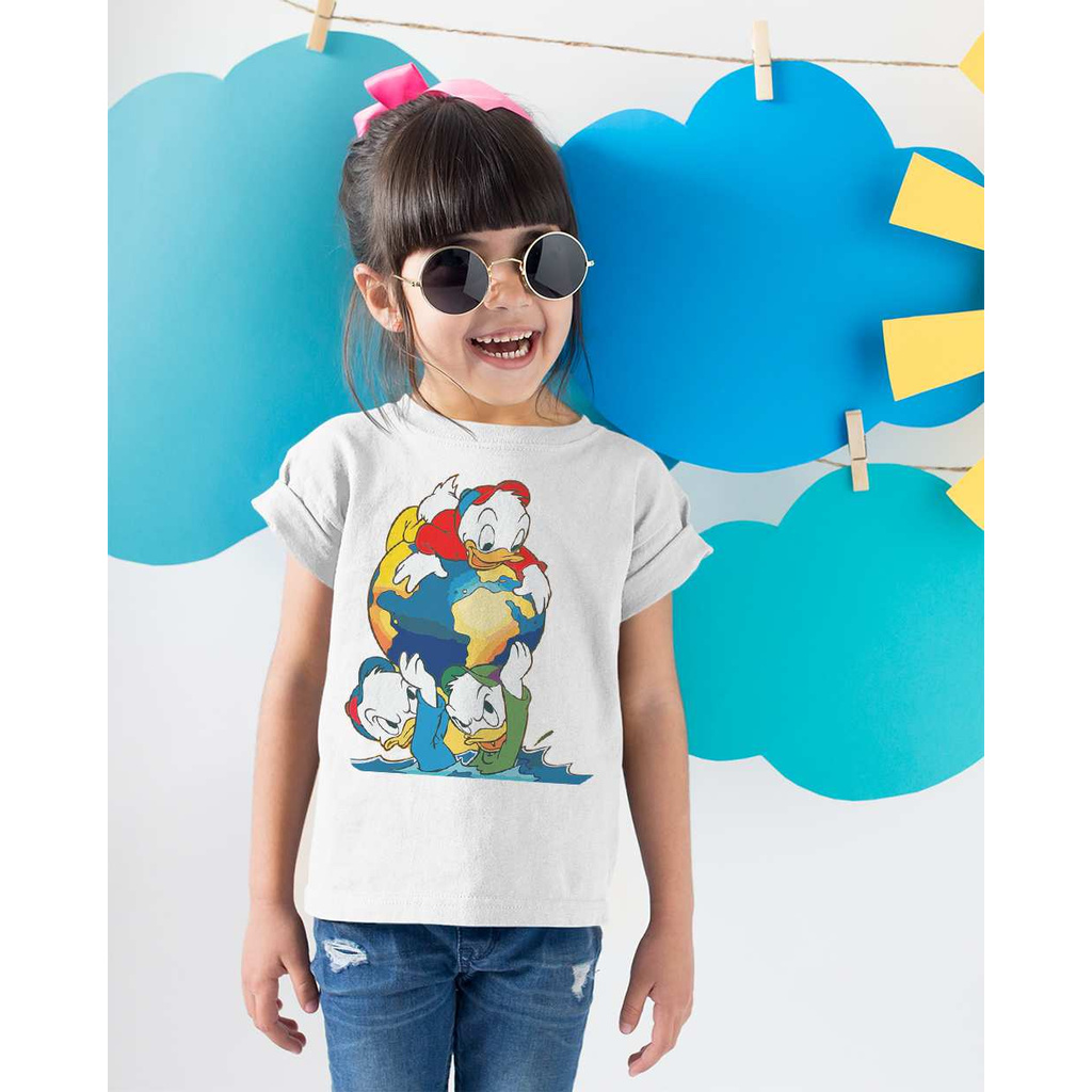 Áo Thun Bé Gái - Bộ ba anh em vịt giữ lấy quả bóng trái đất khỏi nước biển Unisex Cao Cấp SKT20-02962