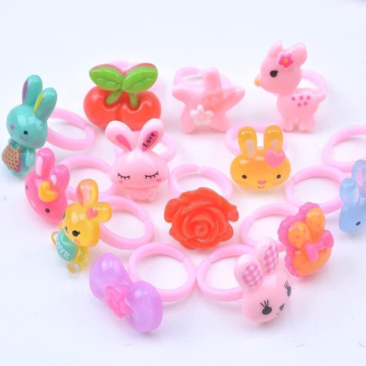 Hộp Set 3 Cái Nhẫn Nhựa Hình Chữ Nhật Cho Bé Gái Siêu Yêu Thương, Nhẫn HÌnh Hoa, Quả, Con Vật Ngộ Nghĩnh Đáng Yêu Cho bé
