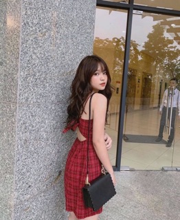 Đầm 2 dây kẻ đỏ thắt nơ hở lưng