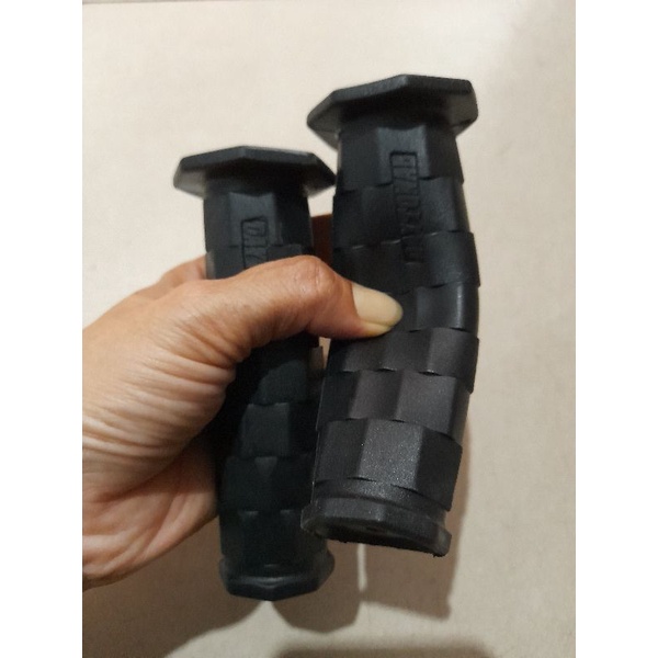 Cặp bao tay Daytona gắn cho nhiều loại xe.