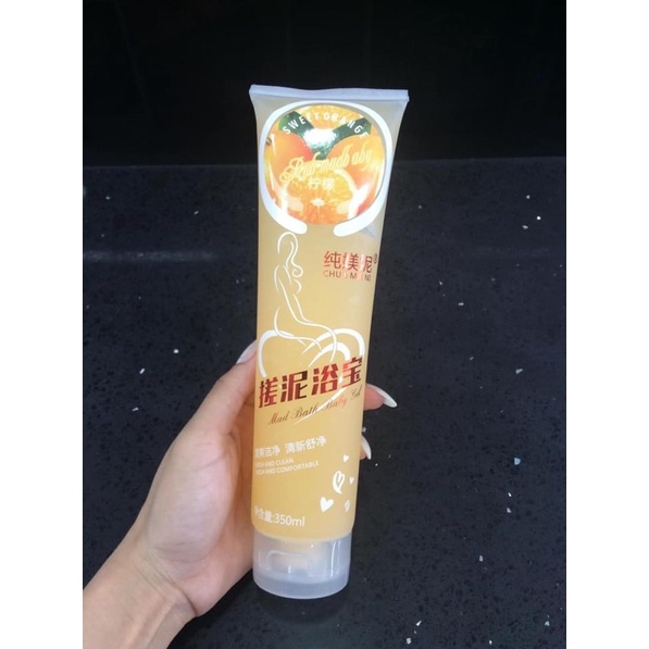 Tẩy da chết chà gót chân spa nail