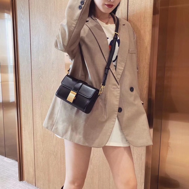 Túi Đeo Chéo Dáng Hộp Khóa Vàng Sz 18