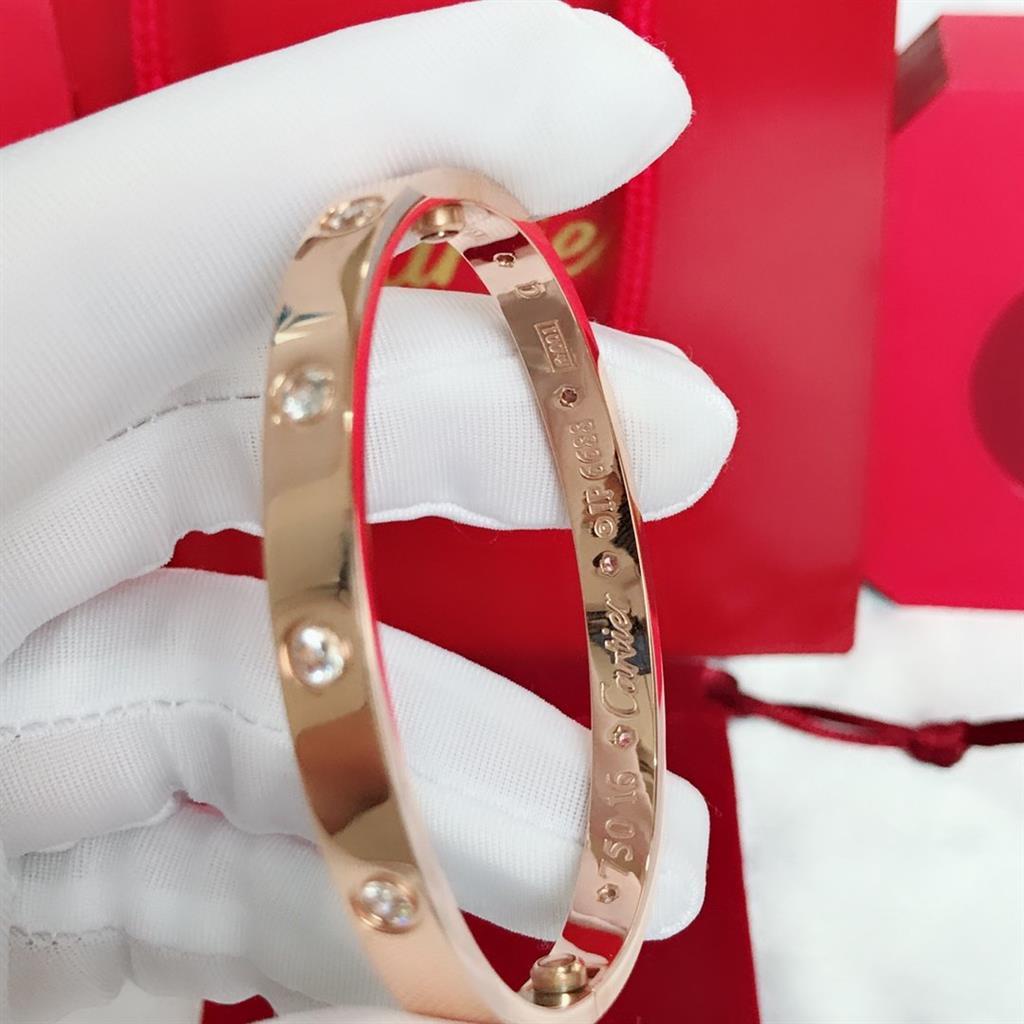 Món quà vòng tay cặp đôi Cartier Love series (mười viên kim cương)