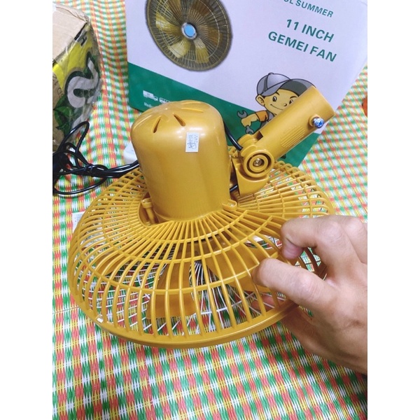 Quạt ô tô cắm tẩu , có chân kẹp điện 12V,24V đường kính 28cm màu vàng