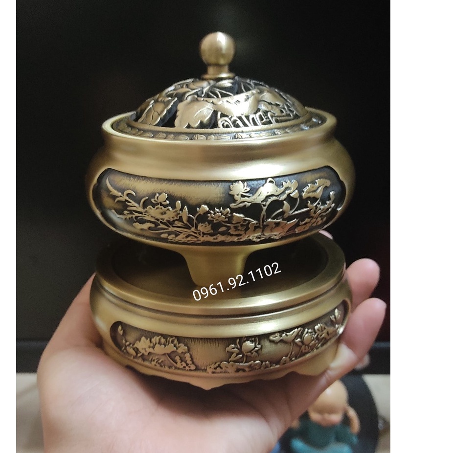 Lư đồng đốt hương ba chân sen hoa văn kèm đế, thiết kế sang trọng bằng đồng