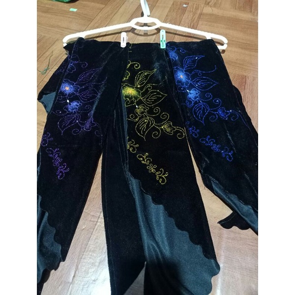 Khăn nhung hoa cho bà già