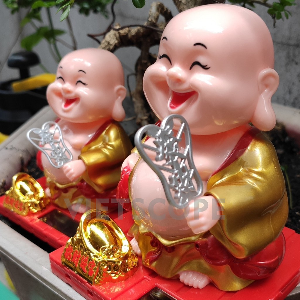 Tượng may mắn Thầy Chùa Gõ Mỏ Tụng Kinh trang trí xe hơi, phong thủy, bàn làm việc năng lượng mặt trời Chú tiểu gõ mỏ | BigBuy360 - bigbuy360.vn