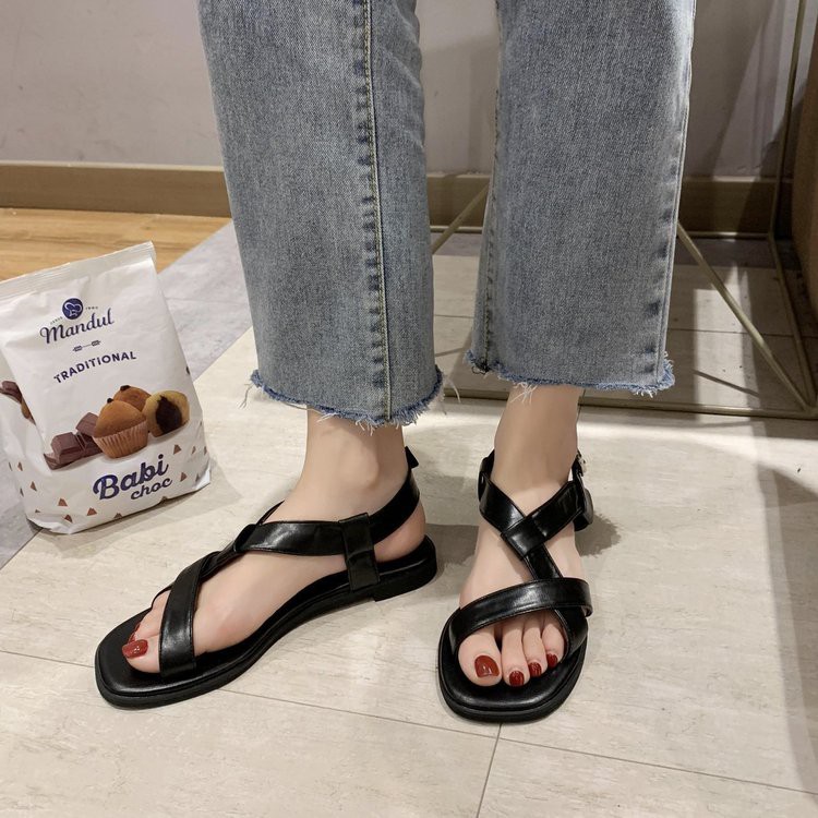 Giày Sandal Nữ Đế Thấp Hở Ngón Quai Chéo Bằng Da