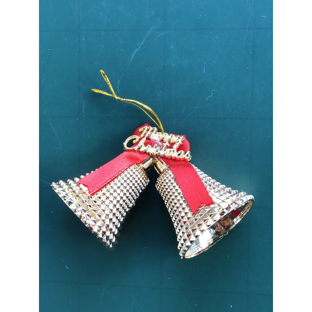 Đôi chuông vàng, bạc gắn chữ Merry Christmas cỡ nhỏ trang trí cây thông Giáng sinh Noel