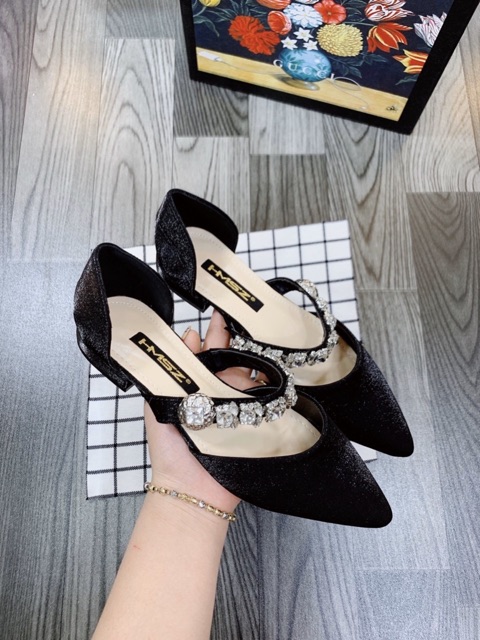 Giày bệt quai đá