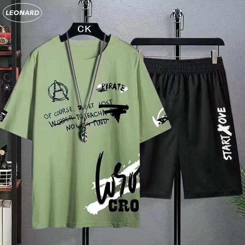 Trang phục thể thao gồm áo thun tay ngắn cổ tròn và quần short lưng thun ống rộng cho nam