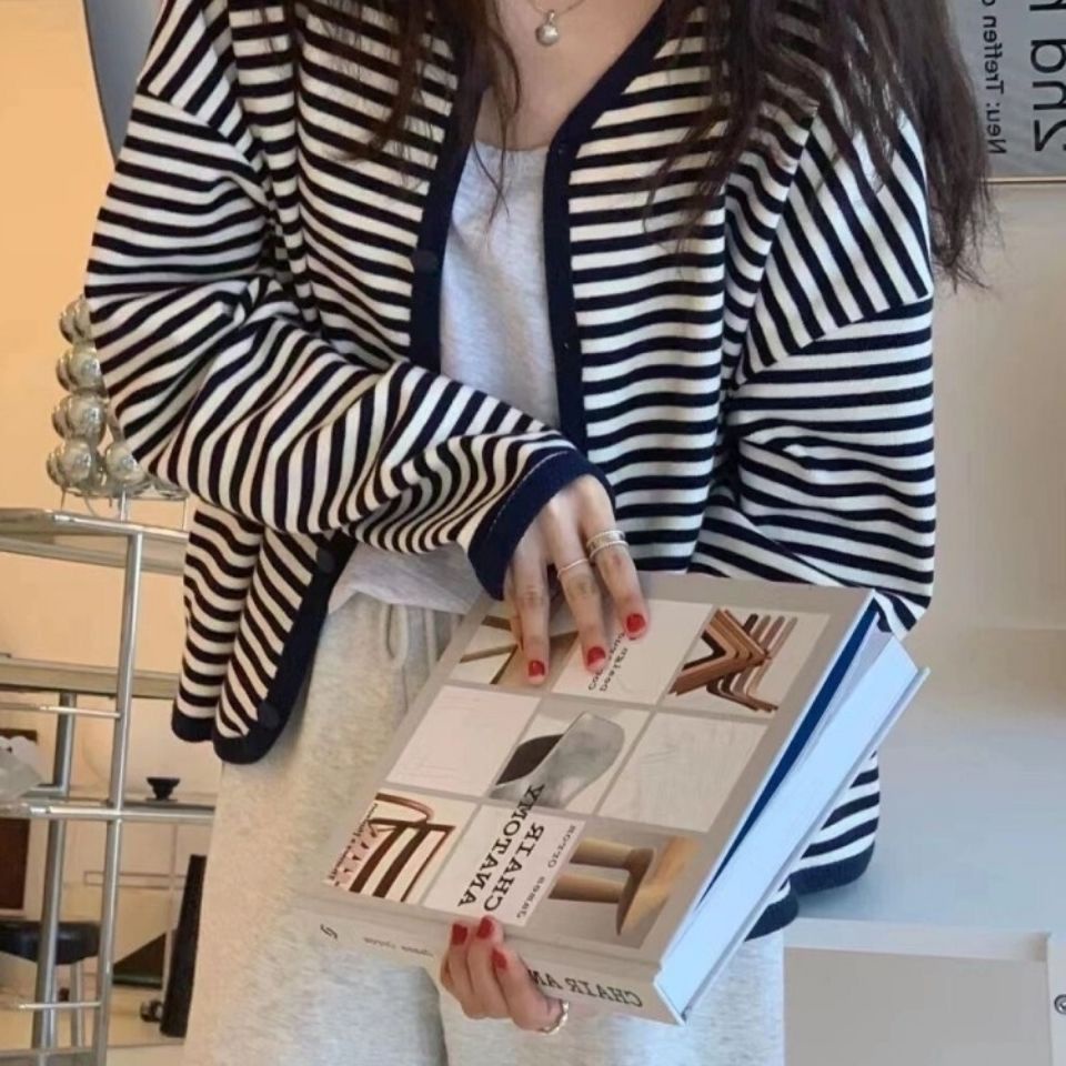 Áo khoác kẻ sọc phong cách Hàn Quốc xinh xắn thời trang cho nữ
