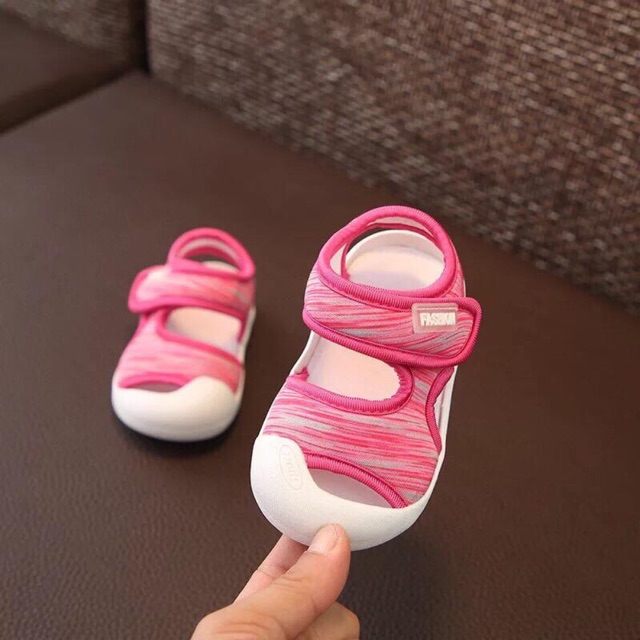 Sandal bịt mũi