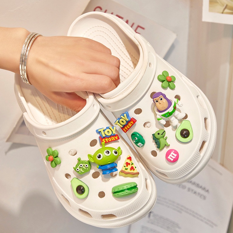Phụ Kiện Khóa Giày Crocs Hình Buzz Lightyear Ba Mắt Phối Hoa Trang Trí Giày Ba Chiều Cho Bé