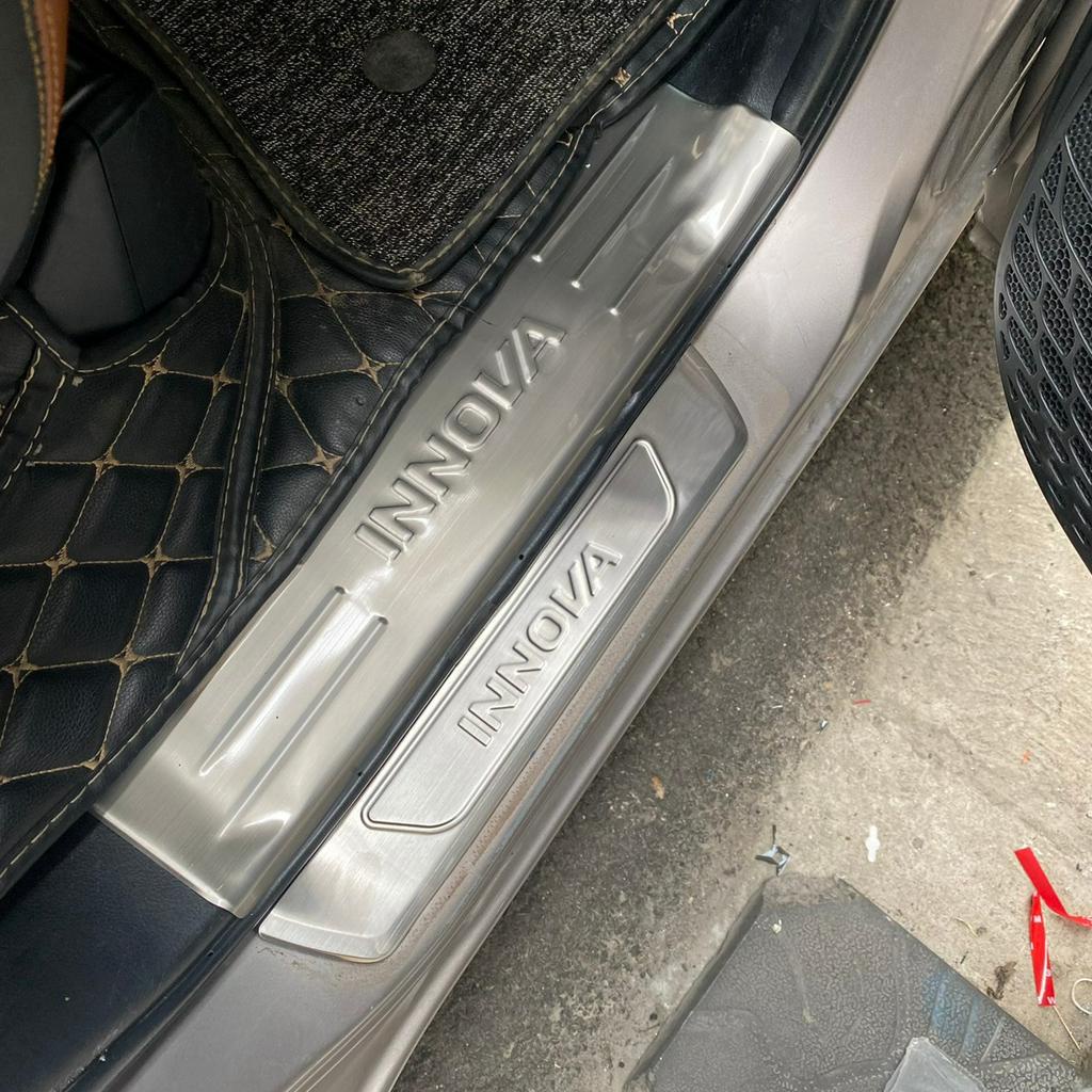 Ốp bậc cửa, nẹp cửa xe Innova 2017-2018 2019 2020 2021 2022 2023- mẫu inox