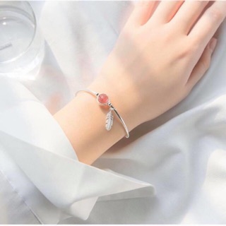 Lắc tay bạc, vòng tay bạc ý đá dâu tây hồng phong cách ngọt ngào.