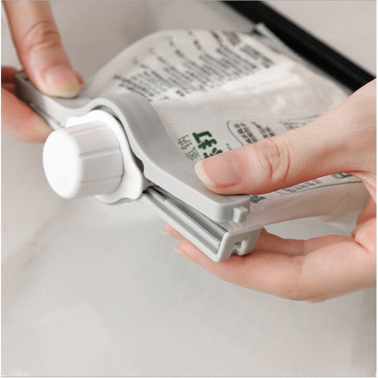 Kẹp miệng túi nhựa có nắp xoáy tiện lợi giúp bảo quản thực phẩm chống ẩm mốc, bay mùi