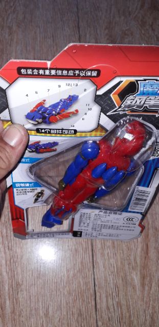 Một cái Mô hình robot chạy chớn trên đường đua bằng nhựa rất