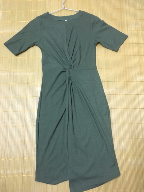 Đầm body xoắn eo