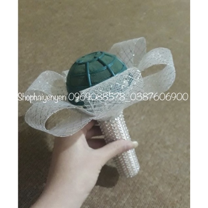 Tay cầm cắm hoa cưới cô dâu