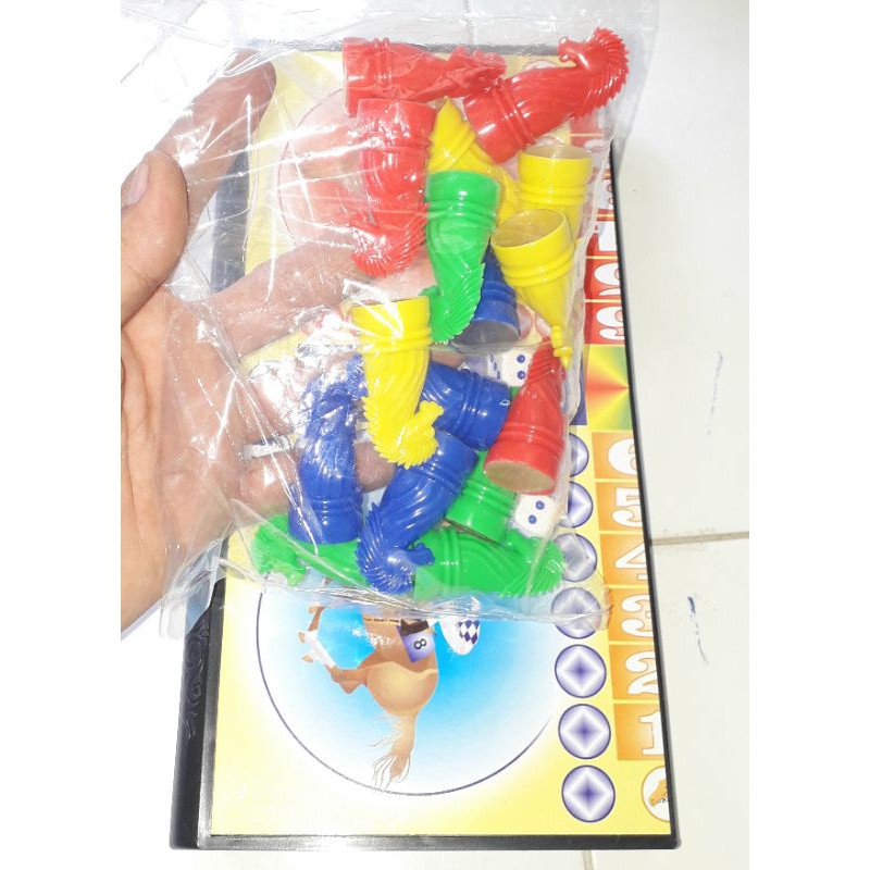 Một bộ trò chơi Cờ Đua Ngựa có bàn chơi bằng nhựa kích thước 30x30cm rất đẹp